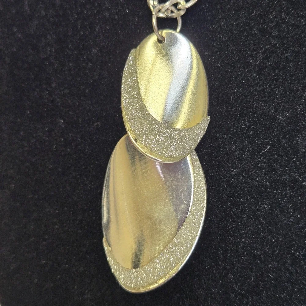 Silver Tone Glitter Overlapping Oval Pendant‎ Necklace, 19